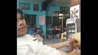 HOMBRE JOVEN SE COGE UN MEL&Oacute;N ESTRECHO CON SU VERGA DE 18CM