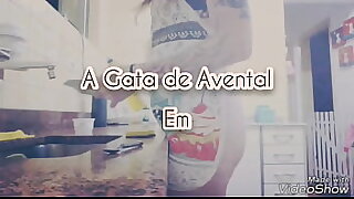 A Gata de Avental - lavando lou&ccedil;as s&oacute; de lingerie e avental