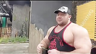 Ivan Makarov (Иван Макаров) measuring huge bicep