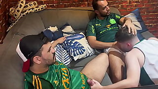 Foi assistir a partida de futebol com dois torcedores ativos e tomou pica gostoso no cu&period; - FULL SHEER&period;COM