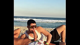 Magrinho pauzudo metendo pica preta no novinho na praia p&uacute;blica - linktr&period;ee&sol;marretaxx
