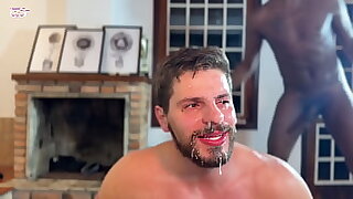 Marido perde aposta e d&aacute; pra amigos do futebol na frente da esposa - gangbang homens fodem marido na frente da esposa - GANG CASAL LUAR
