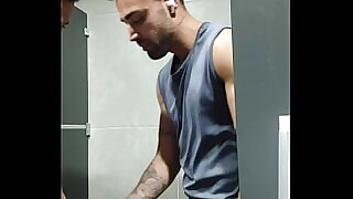 o cara ficou me olhando durante o treino&comma; levei ele pro banheiro e coloquei para mamar