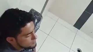 Guy jerks off while playing with his nipples