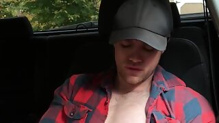 Chongazo clava paja en el auto